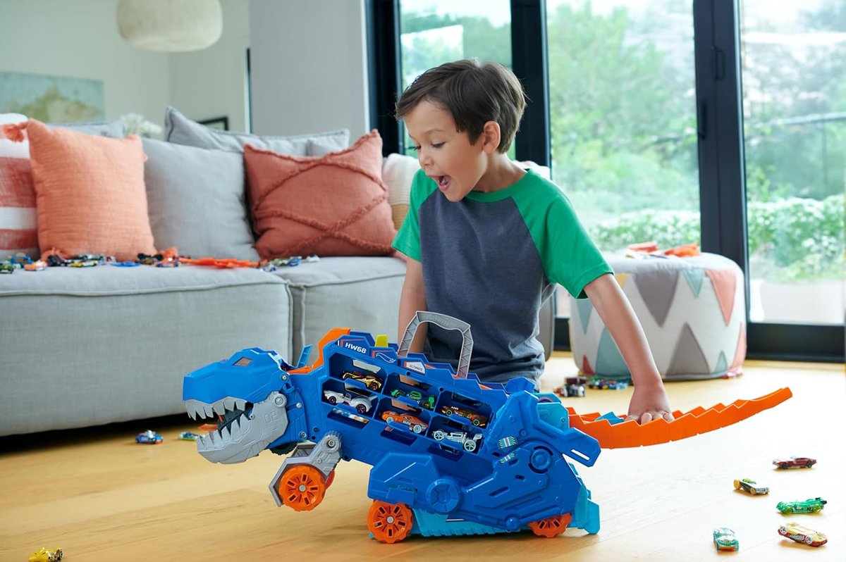 Hot Wheels City Ultimate Hauler + 50-Car Pack view 2