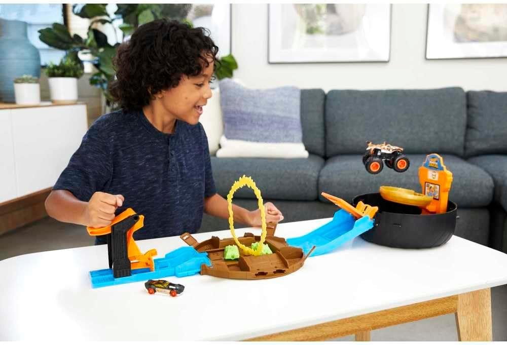 Hot Wheels Monster Trucks Stunt Tire Playset view 2