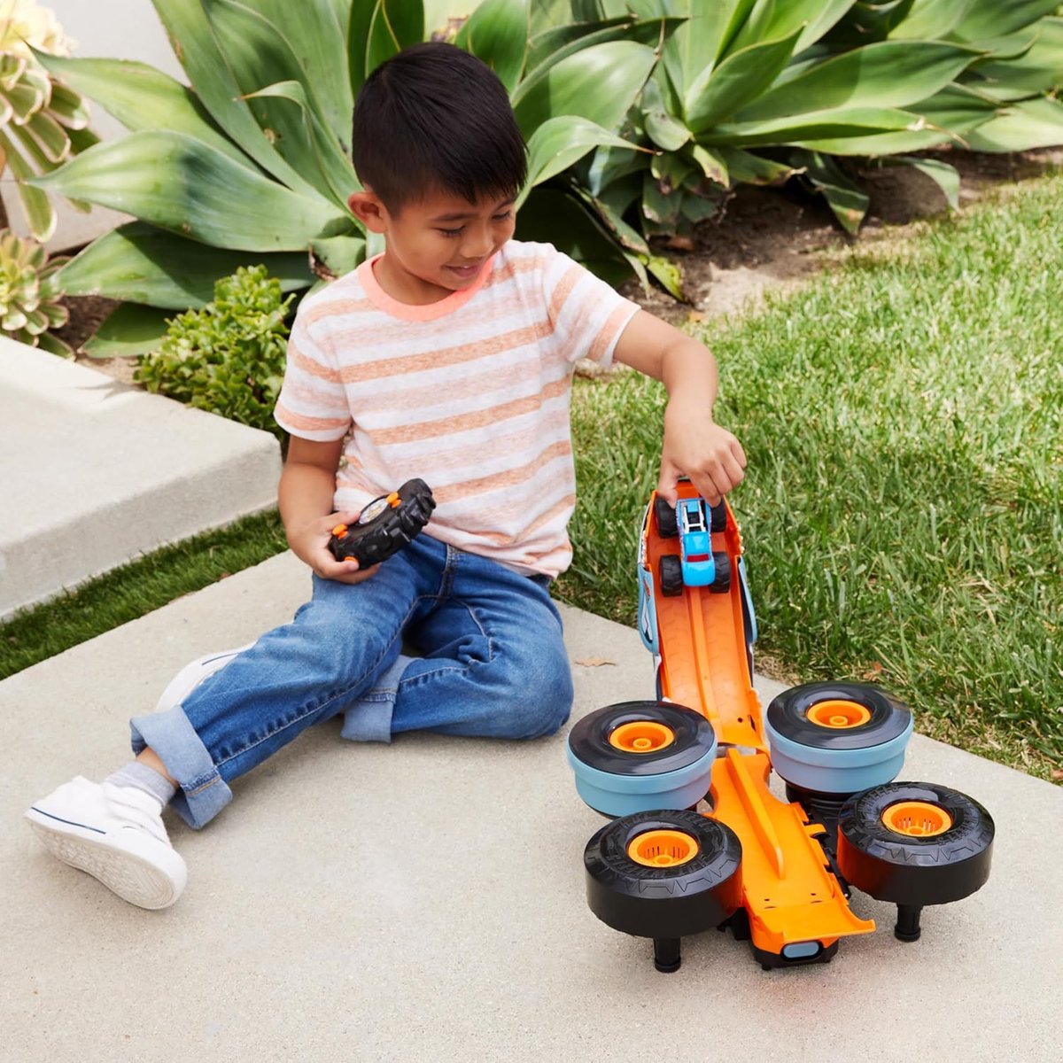 Hot Wheels Monster Trucks HW Transforming Rhinomite RC view 2